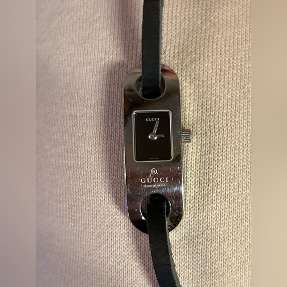 GUCCI 6100L Wrap Around Watch - Picture 2 of 8